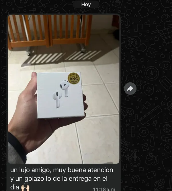 Captura real de WhatsApp: cliente mostrando sus AirPods recien recibidos
